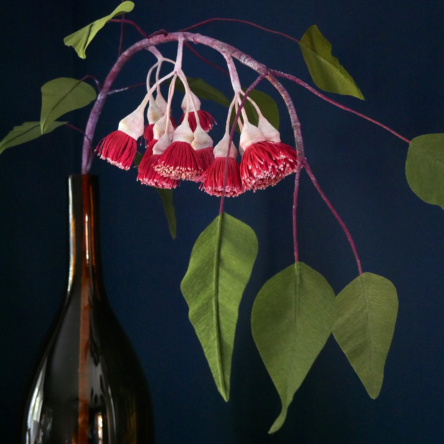 Tröllatrésgúmmíhnetublómagrein frá Crepe Paper