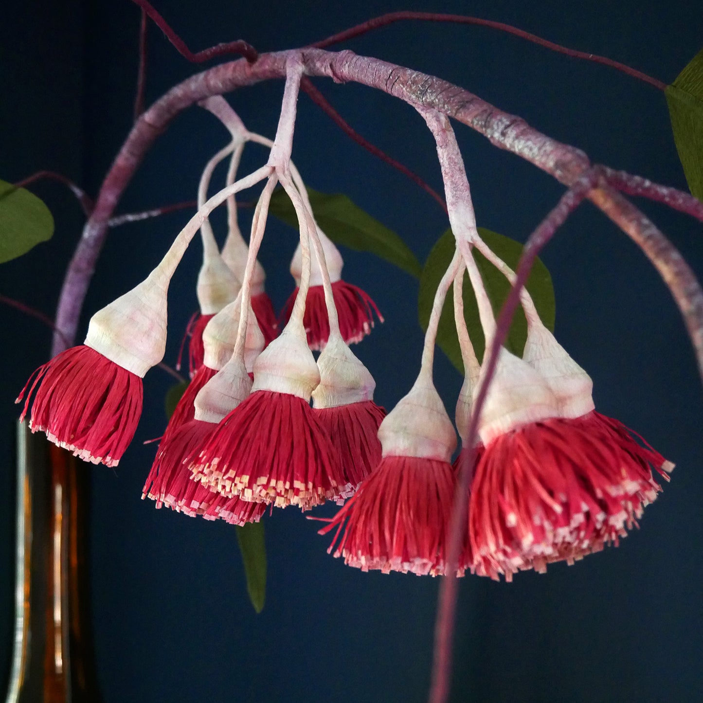 Tröllatrésgúmmíhnetublómagrein frá Crepe Paper