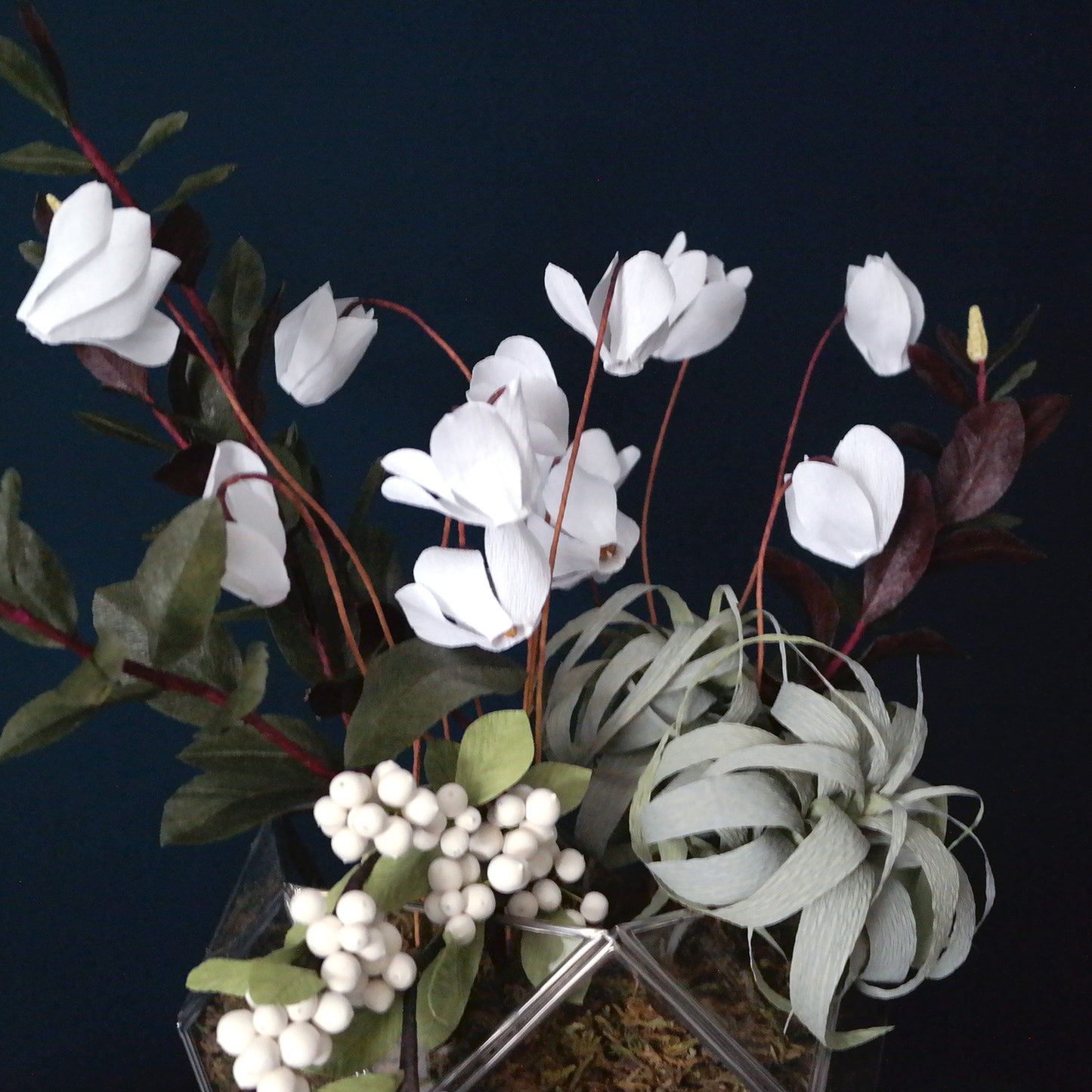 Winter Cyclamen Terrarium Arrangement frá Crepe Paper